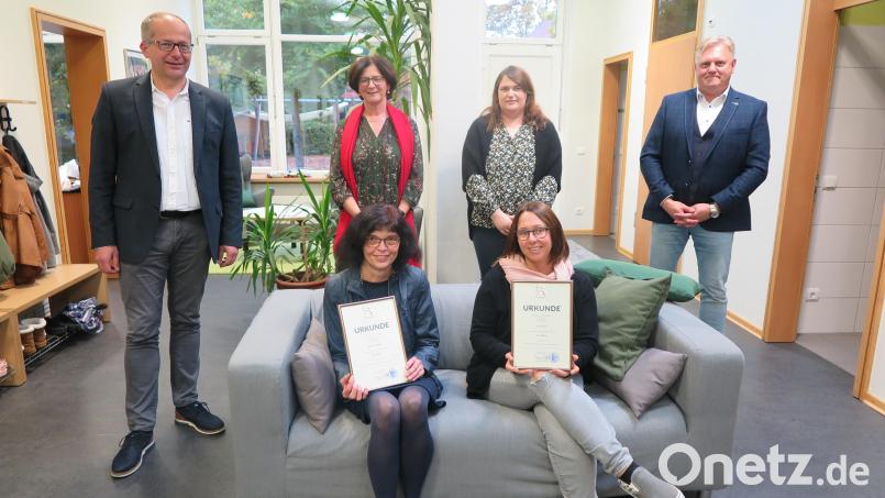 Bürgermeister Roman Schäffler, Kita-Leiterin Angelika Lober, Personalratsvorsitzende Angelika Kaufmann und Geschäftsstellenleiter Reinhard Herr (stehend von links) gratulierten Beate Rodler und Evi Krauß (sitzend von links) zu ihren Dienstjubiläen. Bild: jzk