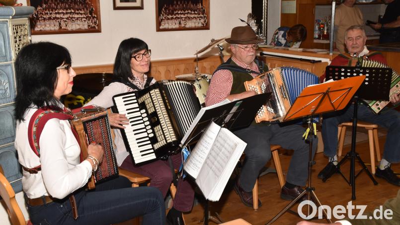 Das Quartett &quot;Zieh-Harmonie Grafenwöhr&quot; war zum ersten Mal beim Musikantentreffen der &quot;Nordoberpfälzer Musikfreunde&quot; dabei: (von links) Lilia Gette, Christine Geyer, Hans Mehrl und Willi Winderl. Bild: hcz