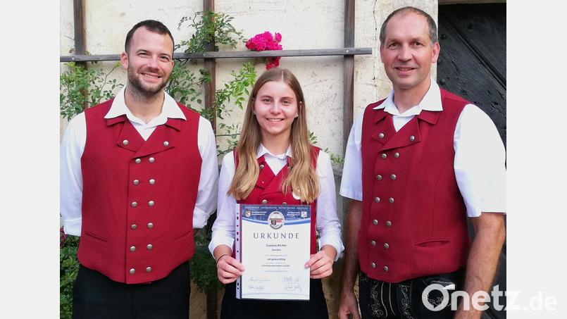 Dirigent Barnabas Lugosi (links) und Vorsitzender Christian Winklmann gratulieren dem Gold-Mädel Corinna Richter. Bild: Stefanie Gradl