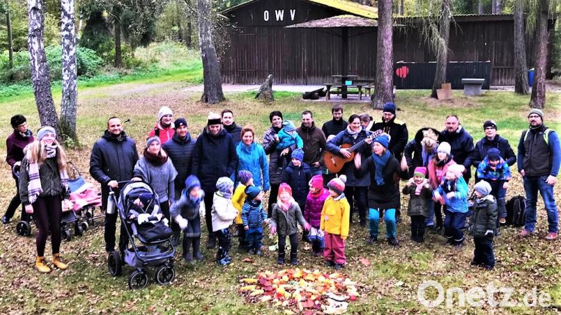 Ein Mandala aus Materialien von Feld und Wald. Kinder und Eltern sind stolz auf ihr Werk. Bild: jml