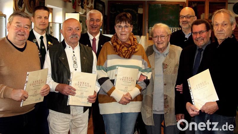 Über eine Ehrung freuen durften sich (von links, mit Urkunde): Gerhart Ermer, Paul Gollwitzer, Heidi Nordgauer und Christian Günther. Mit dabei waren (rechts hinten) Gauschützenmeister Wolfgang Weiß und Schützenmeisterin Sieglinde Nordgauer. Bild: R. Kreuzer