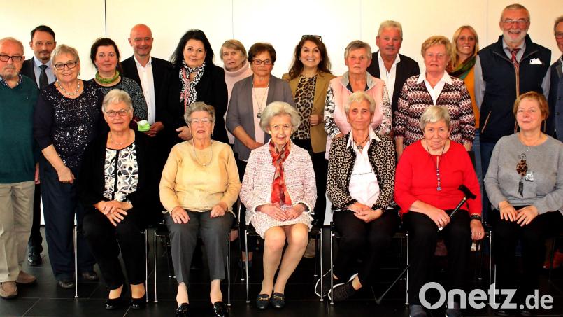 Die zahlreichen Geehrten der Parkinson Selbsthilfegruppe Weiden mit den Gästen, Gastrednern, Ehrengäste, Stadträten und Spendern. 3. Stehend von links ist Veronika Lederer, 5. stehend von links ist Referent Dr. Martin Winterholler. Bild: R. Kreuzer