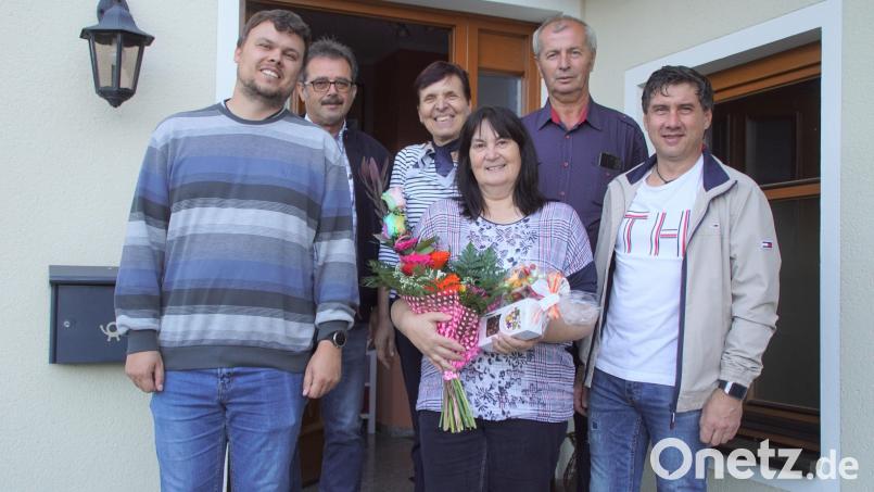 Die tschechischen Bürgermeister Martin Kopecký (links) und Václav Chval (Zweiter von rechts), dankten in Anwesenheit ihrer Amtskollegen Manfred Dirscherl (Zweiter von links), Gerald Reiter (rechts) sowie Dolmetscherin Mirka Sebestova (Dritte von links) ihrer ehemaligen Kolligen Birgit Höcherl für die gute Zusammenarbeit. Bild: mmj