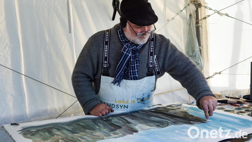 Peter Lang bei der Arbeit vor Island im Sommer 2021. Bild: Martin Hangen/exb