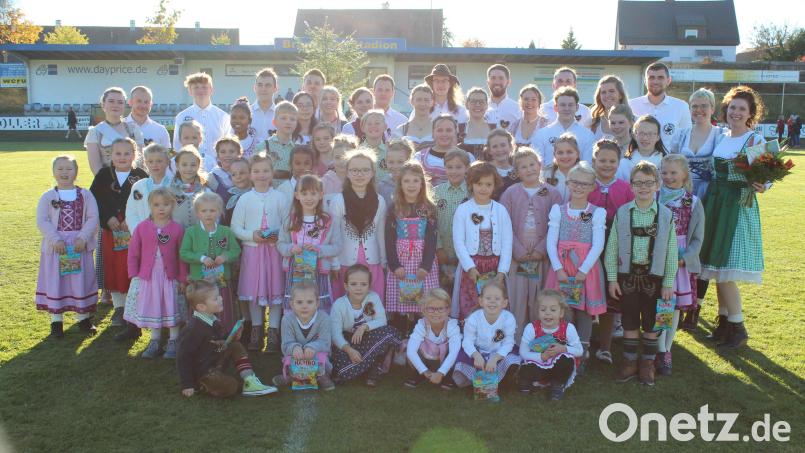 Hier weiß man nicht, wer mehr strahlt: die Sonne bei optimalen Kirchweihwetter oder die sauber rausgeputzten Kirwaleit. Bild: gmü