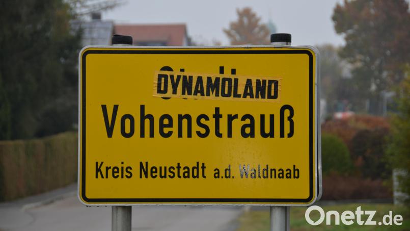 Welche Bedeutung hat der "Dynamoland"-Sticker am Vohenstraußer Ortsschild. Bild: dob