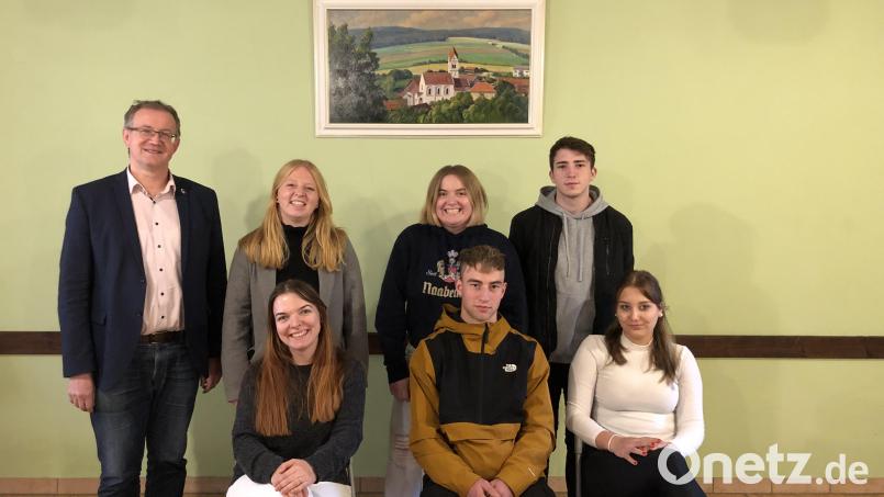 Die neue Vorstandschaft der KLJB Unterauerbach: Anna Scheuerer, Florian Rieger, Magdalena Fink (sitzend von rechts), Robin Kiener, Raphaela Schart, Sara Rieger und Bürgermeister Franz Grabinger (stehend von rechts). Bild: ga