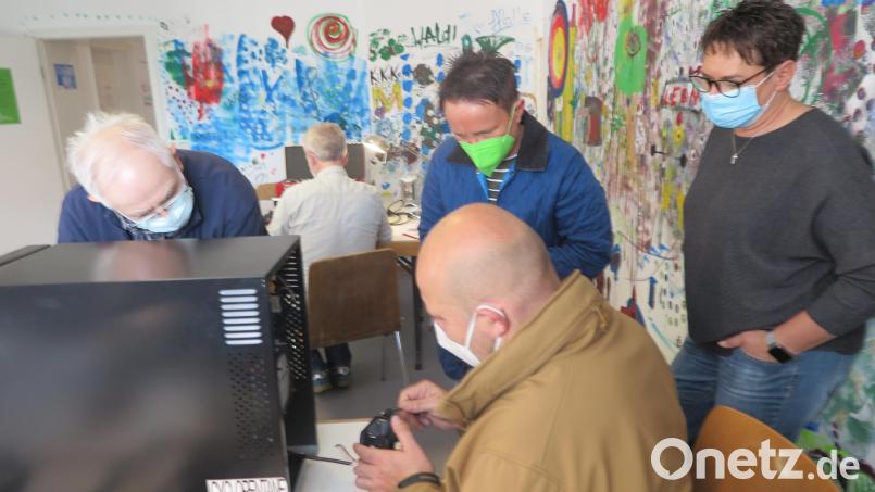 Arno Preißinger (sitzend) gab sich viel Mühe, um das defekte Gerät fachgerecht zu reparieren. Bild: jzk