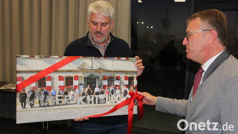 Laufs neuer Bürgermeister Thomas Weiß überreichte an Franz Stahl ein Bild vom Besuch der Tirschenreuther vor einigen Wochen in Lauf. Bild: kro