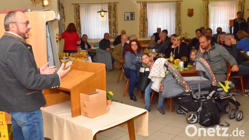 Die Eröffnung der kombinierten Bayernausstellungen legt der Waidhauser Kleintierzuchtverein in die Hände des Waidhauser Bürgermeisters, Markus Bauriedl (links). Bild: fjo