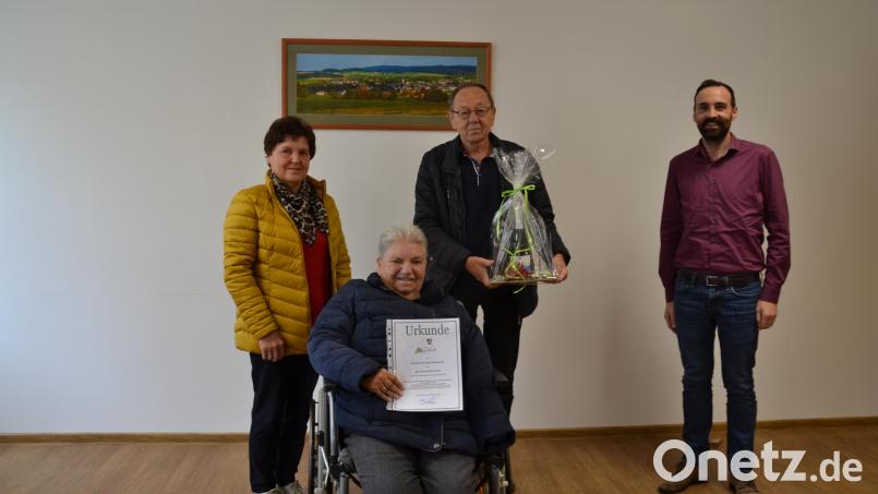 Bürgermeister Armin Bulenda (rechts) dankte und ehrte das Urlauberpaar Renate und Ingo Walkowiak. Begleitet wurden sie von Gastgeberin Erna Enslein. Bild: gi