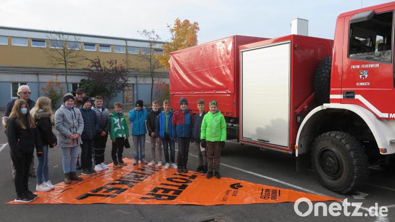 Josef Krauß und Franz Zetlmeisl (hinten von links) erklärten den Realschülern auf dem Schulhof, wie gefährlich der Tote Winkel für die Radfahrer beim Rechtsabbiegen ist. Bild: jzk