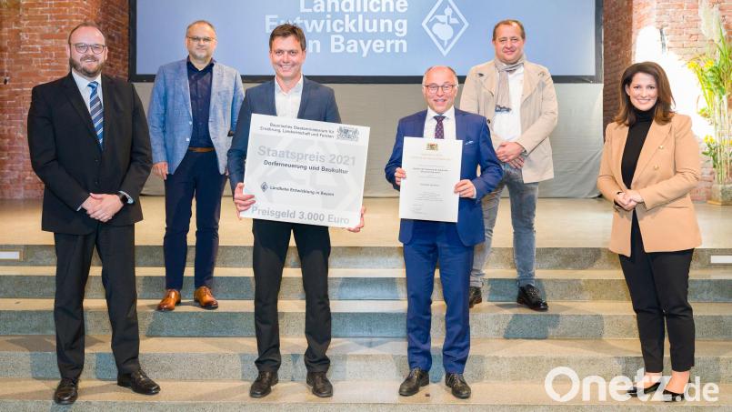 Bei der Verleihung des Staatspreises &quot;Ländliche Entwicklung in Bayern&quot; an die Gemeinde Speinshart gibt es nur strahlende Gesichter. Unser Bild zeigt von rechts Ministerin Michaela Kaniber, Architekt Georg Zunner, Bürgermeister Albert Nickl, zweiten Bürgermeister Roland Hörl, Kurt Hillinger vom Amt für Ländliche Entwicklung und Landrat Andreas Meier. Bild: Hauke Seyfarth/exb