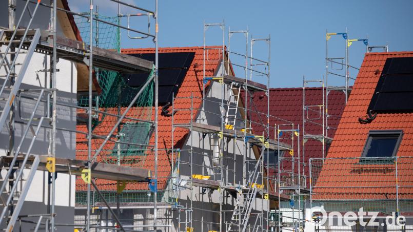 Es wird gebaut, gebaut, gebaut in Bayern: Immer mehr Flächen werden durch Wohn- oder Gewerbebauten verbraucht. Bild: Boris Roessler/dpa