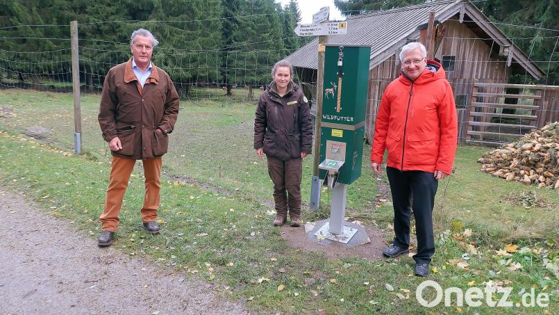 Offiziell in Betrieb nahmen den Futterautomaten (von links) der Vorsitzende des Naturparks Steinwald, Eberhard Freiherr von Gemmingen-Hornberg, Rangerin Marie Wittmann und Erbendorfs Bürgermeister Johannes Reger. Bild: bsc