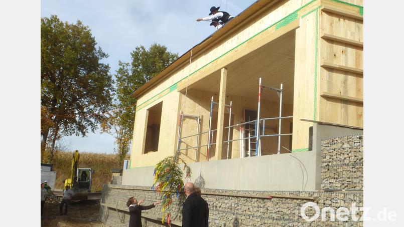 Hochziehen des Richtbaums Bild: mad
