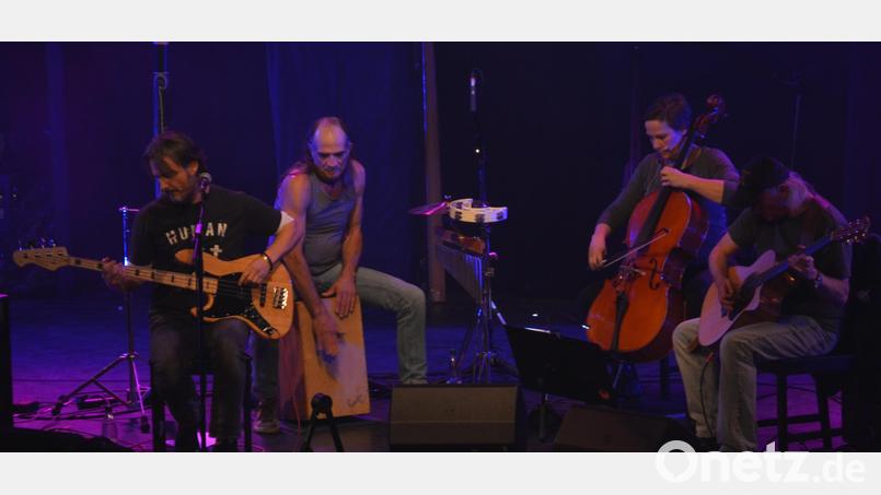 &quot;Rising Storm&quot; mit den Bandmitgliedern Erich Forster (Gitarre), Buutz Richtmann (Cajon) und Stefan Puhane (Bass, Gesang) sowie Cellistin Karin Ehrmann begeistern in der Stadthalle das Publikum. Bild: dob