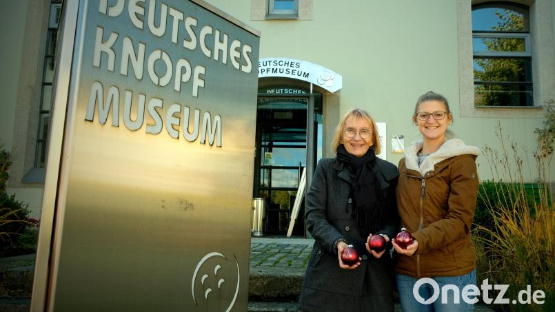 Stolz präsentieren Andrea Bäuml, Leiterin des Deutschen Knopfmuseums, und Ilona Hunsperger, Leiterin der Touristinformation Bärnau, die neue Sammelkugel. Bild: Tourist-Information Bärnau/exb