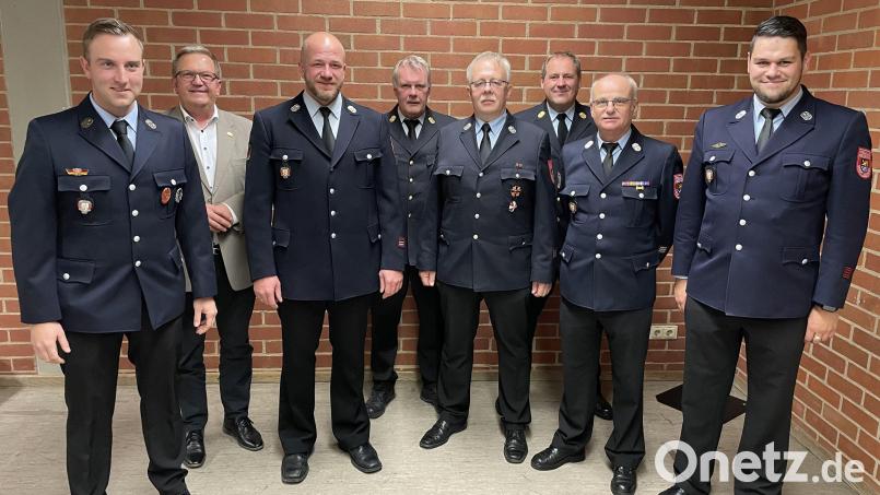 Die Amberger Feuerwehr bekommt nach 24 Jahren eine neue Führung – sowohl in der aktiven Truppe als auch im Verein (von links): Tobias Höhne, Bürgermeister Martin Preuß, Christoph Bachmann, Bernhard Strobl, Heinrich Scharf, Philipp Seegerer, Josef Singer und Patrick Wittmann. Bild: Feuerwehr Amberg/exb