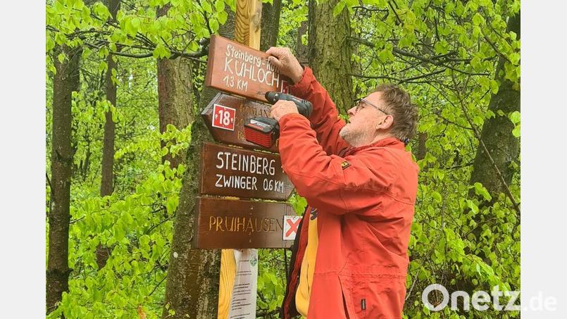 Horst Meidenbauer bei der Beschilderung des Wanderweges Nr. 18. Bild: wku