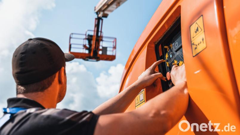 Arbeiten in großen Höhen: Mit seinen Bühnen hat sich Mietservice Süß einen Namen gemacht. Bild: Mietservice Süß/exb