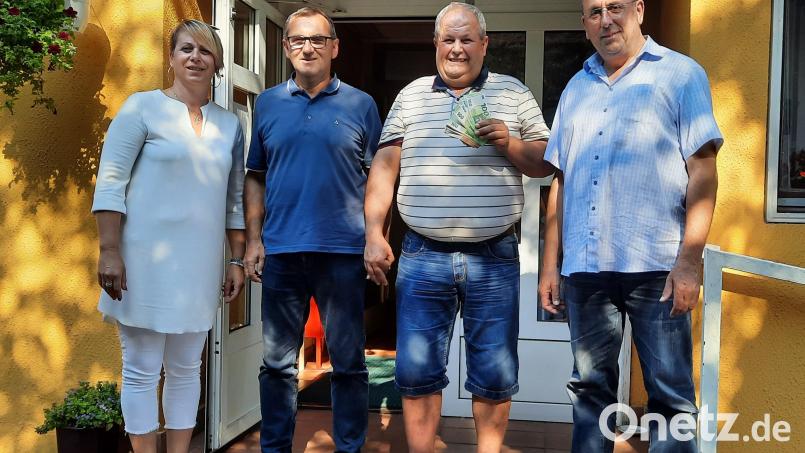 Bei der Geldübergabe im Altenheim Capljina: Ivona Kraljic, die Leiterin des Altenheims, Bernhard Krannich, Drazan Cule, Präsident des Wohltätigkeitsvereins in Capljina, und Klaus Fiebig. Bild: jzk