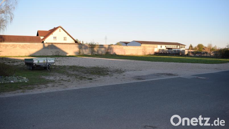 Auf dieser freien Fläche in der Naabstraße soll der neue Kindergarten mit Krippe gebaut werden. Bild: bnr