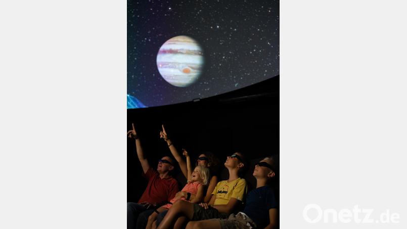 Nicht nur Kinder sind fasziniert vom Blick in die Sterne: Die Anlage in Ursensollen fasziniert seit knapp zwei Jahren Besucher. Bild: exb/Planetarium Ursensollen/Martin Sponsel