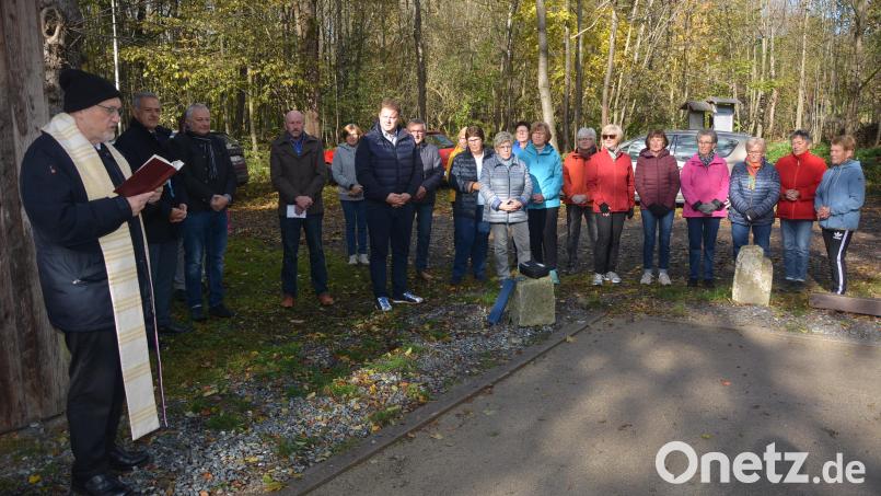 Stadtpfarrer Anton Witt (links) erteilte der neuen Boule-Anlage den kirchlichen Segen. Mit dabei waren auch Landrat Roland Grillmeier, Forstbetriebsleiter Norbert Zintl, Sportstadtverbandsvorsitzender Peter Haibach und Bürgermeister Stefan Grillmeier (von links), Bild: jr