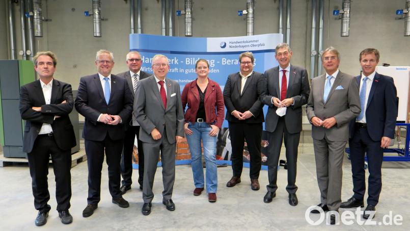 Architekt Eric Frisch, OB Andreas Feller, stellvertretender Landrat Richard Tischler, Hauptgeschäftsführer Jürgen Kilger, MdB Tina Winklmann, Ministerialdirigent Boris Petschulat, HWK-Präsident Georg Haber, Regierungspräsident Axel Bartelt und stellvertretender Hauptgeschäftsführer Hans Schmidt (von links) besichtigten das neue Zentrum für digitale Gebäudetechnik. Bild: Hirsch