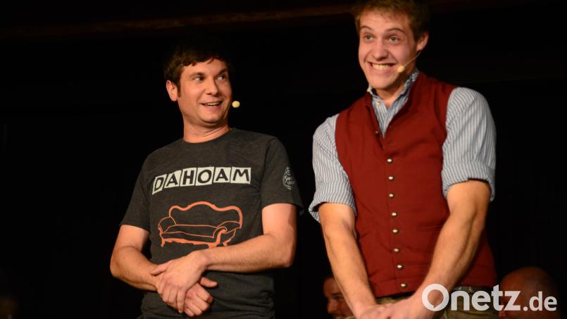 Markus Moosburger (links) und Stefan Brock (rechts) erzählen den Besuchern die Geschichte vom "Kammerfensterln". Bild: bey