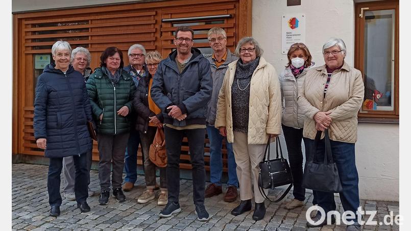 Die Teilnehmer des inzwischen dritten Senioren-Smartphone-Kurses mit Leiter Jürgen Blumberg (Mitte) vor dem Mehrgenerationenhaus. Bild: Stadt Mitterteich/exb