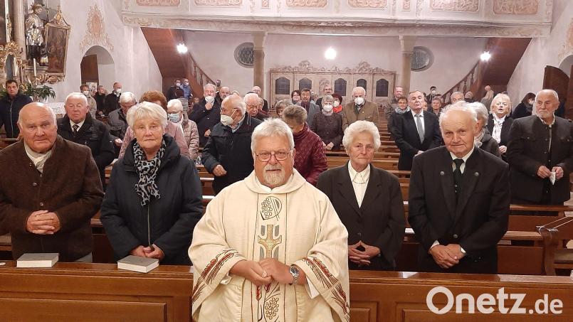 Die Jubelpaare zusammen mit Pfarrer Arnold Pirner in der Kirche. Bild: rgl