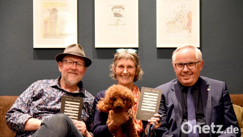 Gedichte und Texte von Kevin Coyne und Jürgen Huber (rechts) lasen Stefan Voit (links) und Gisela Bender (Mitte) vom Gisela-Verlag Regensburg im KaffeeKollektiv. Die Lesung begleitete die Ausstellung von Bildern des britischen Musikers, Dichters und Malers Kevin Coyne. Bild: Christine Flor