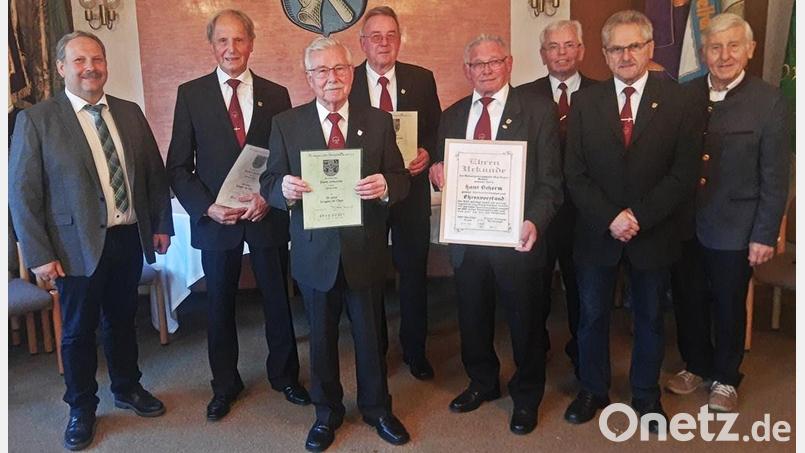 Treue Sänger wurden in einer Feierstunde für langjähriges aktives Singen im Chor geehrt: 40 Jahre ist Gerhard Lindner (Zweiter von links) dabei, 25 Jahre Georg Greil (Dritter von links), Bernhard Roth 50 Jahre (Vierter von links) und Hans-Peter Schmidt (Zweiter von rechts). Laudator war Altbürgermeister Ludwig König (rechts). Dankesworte sprach auch Bürgermeister Bernhard Schindler (links). Urkunde und Nagel übergab Vorsitzender Siegmar Bräutigam (Dritter von rechts). Bild: ld
