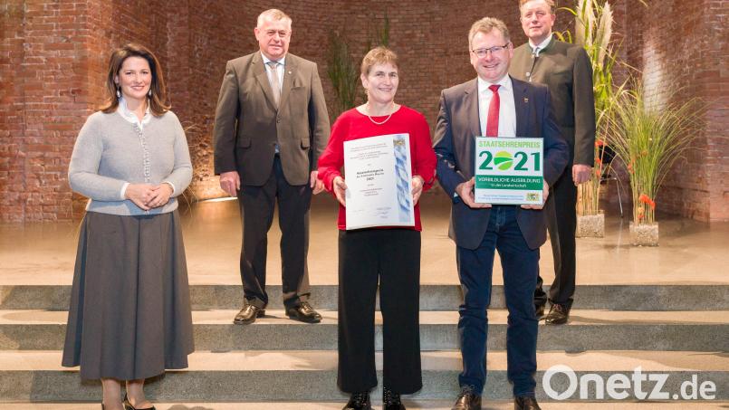 Anni und Martin Prey (mit Urkunden) freuten sich sehr über die Auszeichnung, die Ministerin Michaela Kaniber (links) in München überreichte. Bild: Hauke Seyfarth/StMELF/exb