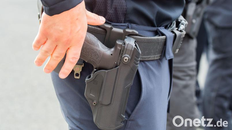 Unfall beim Schießtraining in Winkerling: Angeblich löste sich der Schuss beim Holstern der Waffe. Bild: Julian Stratenschulte/dpa