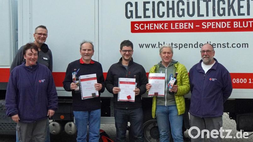Treue Blutspender ehrte das BRK Wiesau. Von links: Cornelia Klarner, Leitung sozialer Dienst, Matthias Freund, Gebietsreferent Spenderbetreuung des Bayerischen Roten Kreuzes, Karl-Georg Haubelt (150 Spenden), Andreas Konz (25), Armin Eger (100) und Richard Meierl, stellvertretender Bereitschaftsleiter BRK Wiesau. Bild: BRK Wiesau/exb