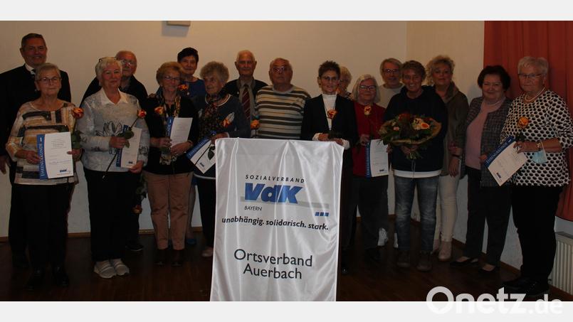 Für 25 und 20 Jahre Treue zum VdK-Ortsverband nahmen diese Mitglieder Urkunden entgegen. Als 600. Mitglied wurde Beate Hausner mit Blumen und einer Torte willkommen geheißen. Mit im Bild die Kreisverbandsvorsitzende Marianne Kies-Baldasty (Zweite von rechts), Bürgermeister Joachim Neuß (links) und Vorsitzende Heidi Deinlein (Dritte von rechts). Bild: cs