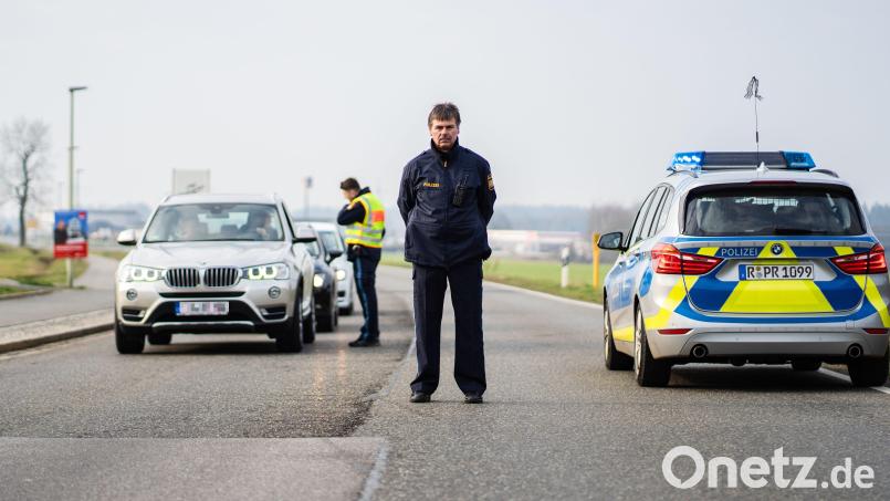Polizisten kontrollieren die Ortsein- und Ausfahrt von Mitterteich. Archivbild: Nicolas Armer/dpa