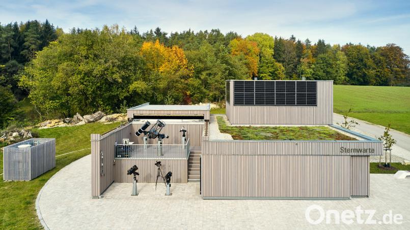 Mit den Teleskopen lässt sich ein Blick in den klaren Oberpfälzer Nachthimmel werfen. Bild: exb/Martin Sponsel