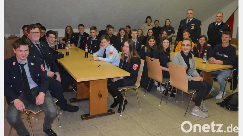 30 Nachwuchsbrandschützer von sechs Feuerwehren stellten sich in Mitterteich einem Wissenstest - und alle haben ihn bestanden. Mit im Bild (hinten, von rechts) Kreisbrandmeister Wolfgang Wedlich und Kreisjugendwart Wolfgang Bauer. Bild: jr