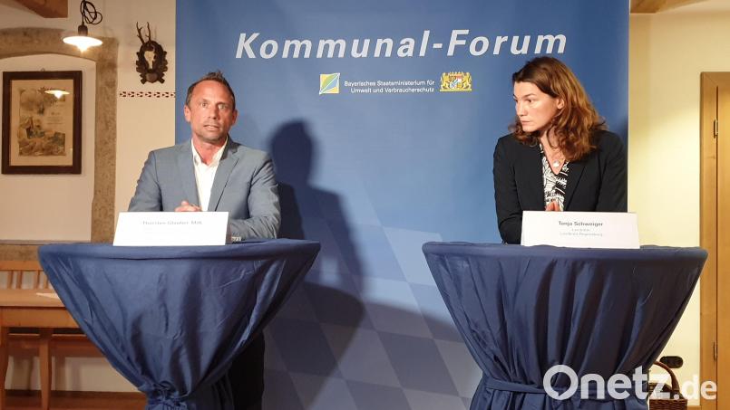 Bayerns Umweltminister Thorsten Glauber und die Regensburger Landrätin Tanja Schweiger stellten die Ergebnisse des Oberpfälzer Kommunalforums vor. Bild: gib