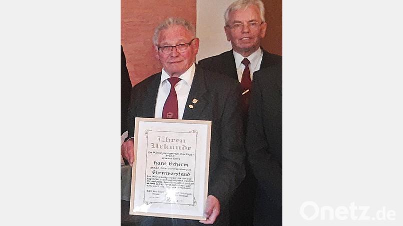 Zum Ehrenvorsitzenden wurde Hans Scherm (links), langjähriger Vorsitzender des Männergesangvereins &quot;Max Reger&quot;, ernannt. Die Urkunde überreichte Vorsitzender Siegmar Bräutigam. Bild: ld