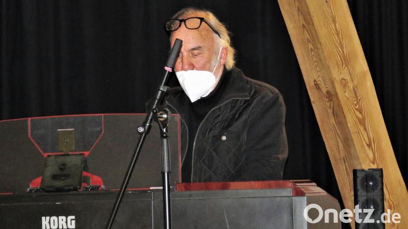 Künstler Detlef Bertram aus Tschechien, ein Freund von Robert Christ, sorgte für unterhaltsame Musik. Bild: ubb