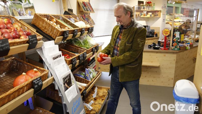 Walter Schäffler ist Geschäftsführer und einer der Gründungsväter des Schwarzenbacher Dorfladens. Im Geschäft gibt es frisches Obst und Gemüse aus der Region. Bild: Thimo Kriegbaum