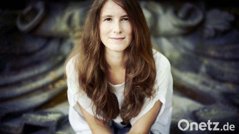 Nataša Kramberger: Wer den Abend musikalisch umrahmt, bleibt ein Geheimnis. Klar aber ist: Nora-Eugenie Gomringer und Nataša Kramberger gestalten die Premiere von „Tinte und Terz“ im Amberger Stadttheater Bild: Michael Aust/exb