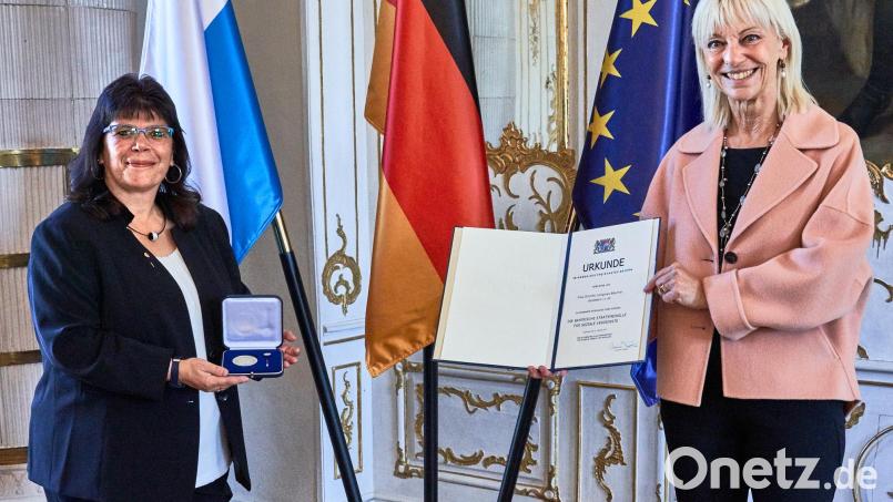 Große Ehre für Dolores Longares-Bäumler. Im Rokokosaal in Augsburg erhält sie aus den Händen von Staatsministerin Carolina Trautner die Bayerische Staatsmedaille für soziale Verdienste. Bild: Gert Krautbauer/exb