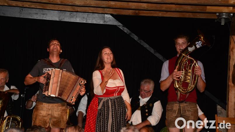 Markus Moosburger, Crissy Simon und Stefan Brock sind die "Bauernseufzer", die mit ihren Couplets, Liedern und vor allem dem neuen Text zur Bayernhymne das Publikum begeisterten. Bild: bey