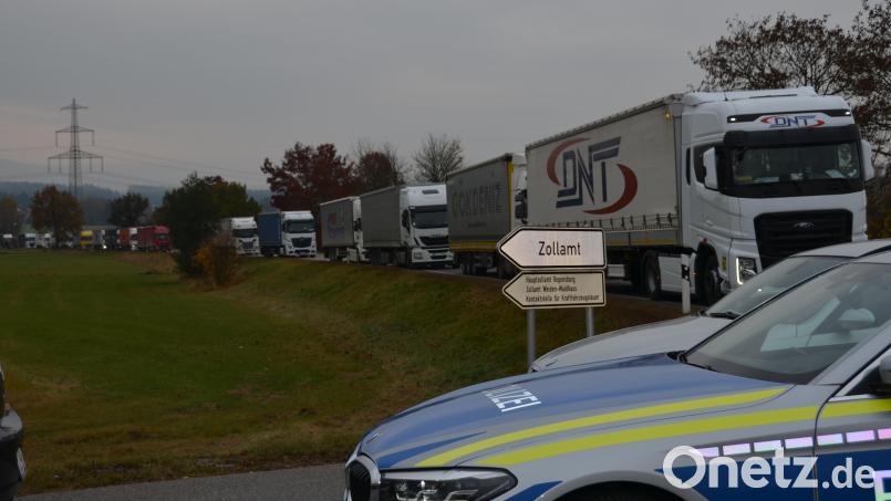 Keine leichte Aufgabe für die Polizeibeamten, die auch noch andere Aufgaben haben, als die Verkehrsregelung auf dem Autohof in Waidhaus zu übernehmen. Abhilfe könnte nur der Zoll schaffen. Bild: dob